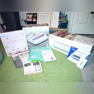 BRAND NEW UNUSED CRICUT maker and EASYPRESS bundle
